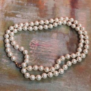Long pearl necklace